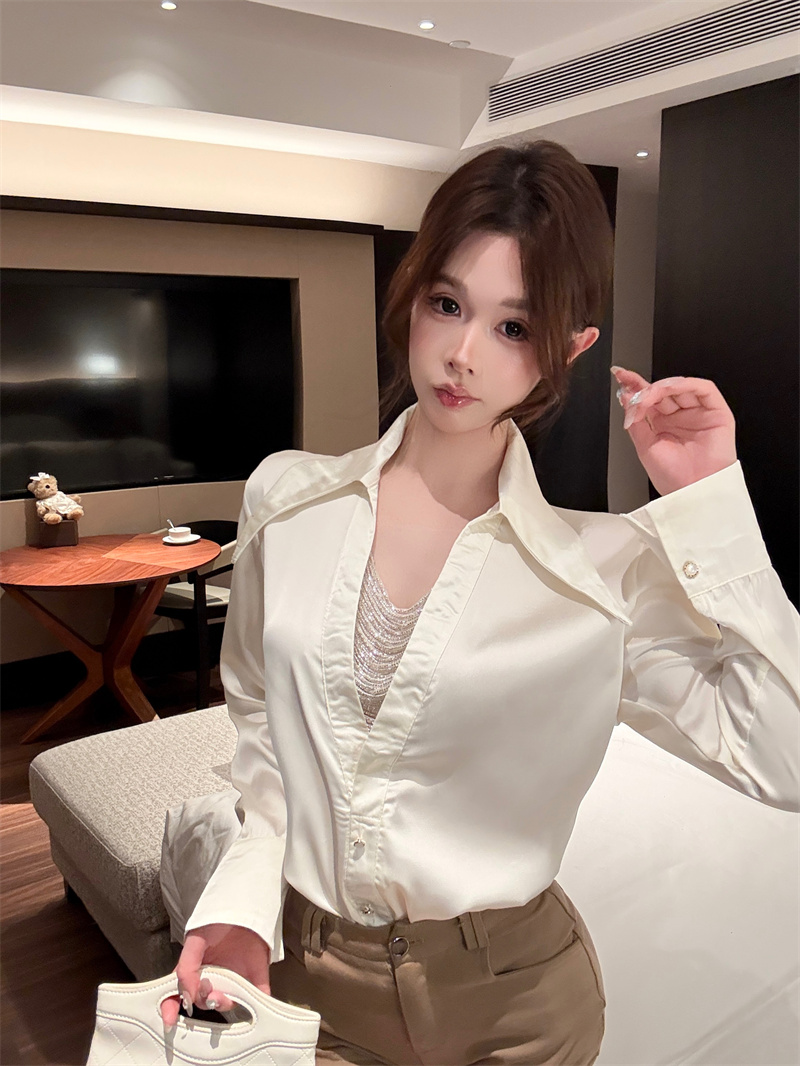 Chain Detail Fake Two-Piece V-Neck Shirt Top for Women - Image 2