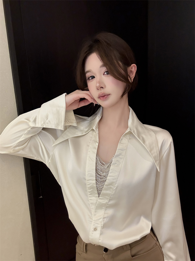 Chain Detail Fake Two-Piece V-Neck Shirt Top for Women - Image 3