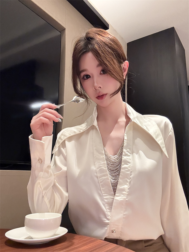 Chain Detail Fake Two-Piece V-Neck Shirt Top for Women - Image 4