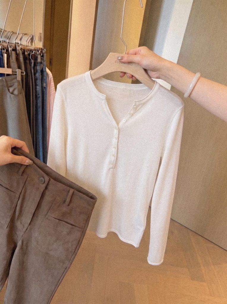 Women's V-Neck Long Sleeve Knit Top with Shell Buttons
